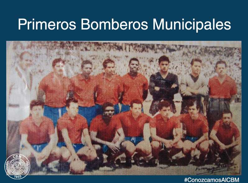 Fotografía histórica de los primeros integrantes de Bomberos Municipales