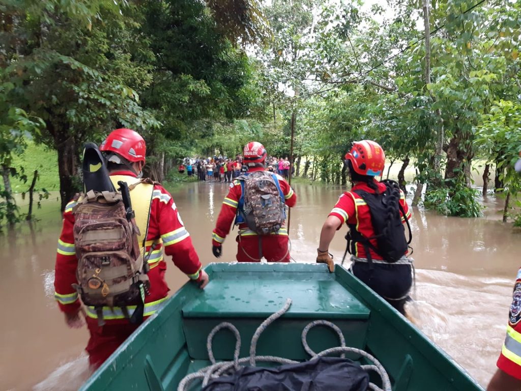 Elementos de la Patrulla Especial de Rescate del Cuerpo de Bomberos Municipales avanza en la búsqueda y rescate de personas afectadas por la depresión tropical ETA. Foto: Estaban Arriaza.
