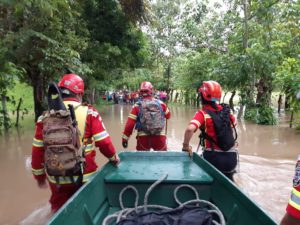 Elementos de la Patrulla Especial de Rescate del Cuerpo de Bomberos Municipales avanza en la búsqueda y rescate de personas afectadas por la depresión tropical ETA. Foto: Estaban Arriaza.