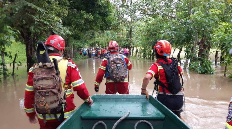 Elementos de la Patrulla Especial de Rescate del Cuerpo de Bomberos Municipales avanza en la búsqueda y rescate de personas afectadas por la depresión tropical ETA. Foto: Estaban Arriaza.